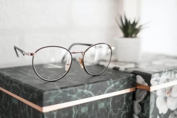 How to Choose the Best Optical Glasses for Men and Women