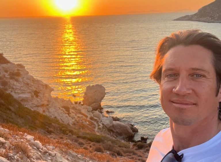 Vernon Kay taking selfie on a beach