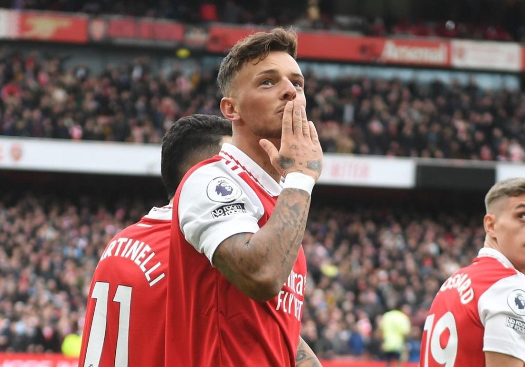 Ben White giving kiss to his fans in Arsenal jersey