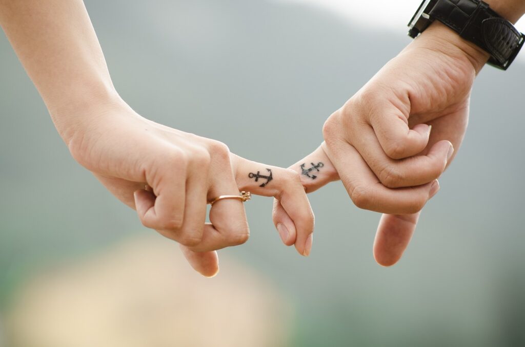 couple holding eachother hands