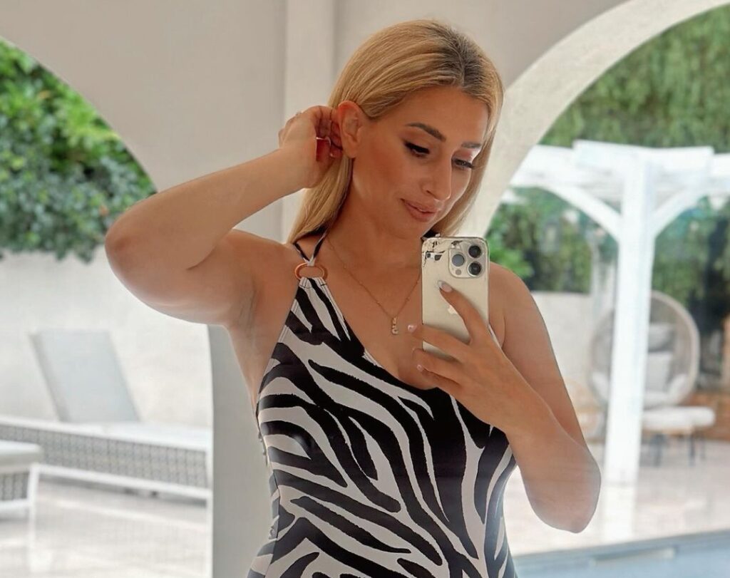 Stacey Solomon clicking selfies